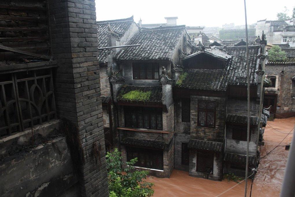逃离违建房屋9
